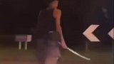 英国：男子手持一把武士刀在街头疯狂挥舞，袭击两人后被逮捕
