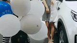 车模小姐姐颜值太高了，眼前的一幕，不知道约她吃饭她会不会同意