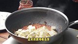 葱烧板豆腐，平淡无奇的家常菜，蕴含深厚的烹饪智慧与无尽的美味