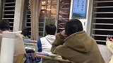 高中学子们在教室看烟花