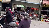 家里来客人给红包时，就跟打战一样