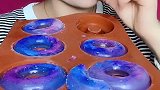 小姐姐吃冰真讲究，吃自制彩色冰圈，嚼的太脆了