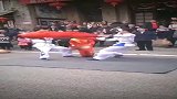 杂技演员真会玩，没有跳绳不是问题，有人就够了！