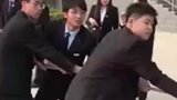 男生拔河缠绕在绳子上，把对手给整不会了