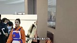 超酷！章子怡穿橘色卫衣潮范十足高扎丸子头气质飒