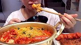 美女直播吃自制火锅面，色香味俱全，真让人眼馋！