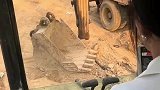 女子独自一人就完成了挖机换斗工作