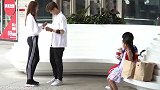 关晓彤穿超短裤坐鹿晗身边，谁注意鹿晗的眼神？粉丝：录着呢！