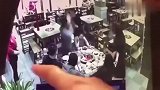 男子吃火锅无故被暴打，直接端起火锅泼向对方，监控拍下惨烈全程
