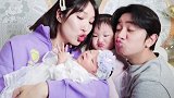 来看看王祖蓝二胎女儿正面照 ，肉乎乎的Hayley宝贝真的太萌了，跟王祖蓝 简直复制黏贴啊～