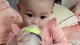 小女孩喝奶奶呢，真的好可爱呀