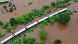 印度火车遇洪水上千乘客被困 海陆空三军出动全部救出