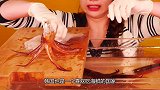 韩国美女的刀太快了，被切成两段的鱿鱼还在打架，蘸酱吃一口一个