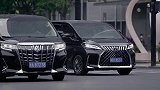 丰田埃尔法偶遇自家大哥，这气势一下被压了下去！