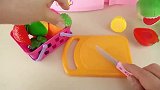 宝宝切葡萄和草莓水鬼给小老虎和恐龙吃，玩具过家家厨房玩具