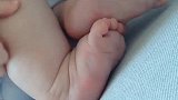 这双小肉脚太可爱了！动来动去地把心都萌化了