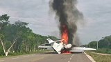 墨西哥空军拦截涉嫌运毒飞机 毒贩迫降高速无奈烧毁飞机逃跑