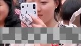 去参加朋友的婚礼，对新娘的妹妹一见钟情，看的人家都害羞了
