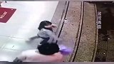 女童遭陌生女子突袭，浙江外卖小哥挺身而出及时制止