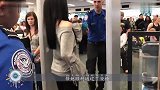 盲人美女过安检，警报声响起，工作人员举动很暖心