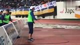 长崎航海球童指挥球迷大合唱 这操作这气势全场焦点舍我其谁