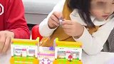 小萝莉在开心的玩耍哦