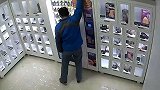 男子3天两盗情趣店猛摇货柜 假装扫码避监控