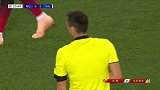 抢急眼了！阿森纳旧将擒抱拉什福德 裁判掏黄牌警告