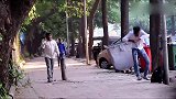 小伙恶搞路人假装触电倒地抽搐，路人以为是真的吓坏了