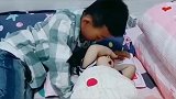 相差4岁的兄妹，哥哥放学后叫妹妹起床，下一秒妹妹反应暖炸啦