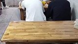 几名小伙通宵在店里吃了几碗面直接睡着了