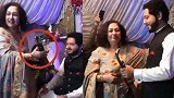 硬核礼物！巴基斯坦婚礼现场 丈母娘送女婿一把AK47步枪