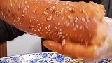 吃巨无霸大火腿肠
