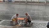 你以为是在暴雨中下棋？错了！是因为下棋而引来的风云突变