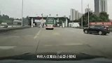 本田收费站加塞，竟想蹭视频车的ETC，不想自己还是太嫩！