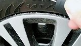 看清楚轮胎上这个符号，磨损到这里，小心高速爆胎。