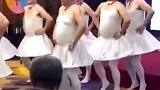 幼儿园开学典礼，班干部的家长们表演才艺，这场面谁顶得住啊！