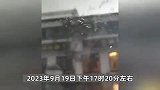 江苏宿迁龙卷风灾害已造成1死3伤，电线爆出火光，房顶被掀翻