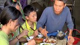 穷养儿子富养女，爸爸在饭桌上做得太过明显，儿子的眼神充满了绝