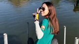漂亮姑娘包场垂钓，下鱼饵的那一刻，实在是太专业了！