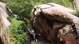 谁将倚天剑，削出倚天峰。众水背流急，他山相向重。