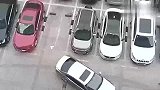 监控倒车入库，技术稳重干脆利落，肯定是老司机无疑