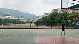 湖南大妈篮球场跳广场舞被撞伤 贴公告称跳舞期间不要打球
