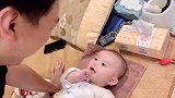 爸爸和小宝宝互动，宝宝好开心，接下来宝宝发出的声音好好听啊