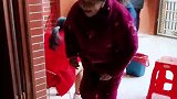 外婆和孩子们打扑克输了，惩罚是亲外公一口