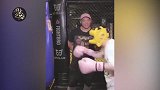 男人戴着粉红拳套竟是为了迷惑对手，一拳干倒教练！