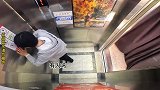小伙坐电梯坐出惊恐一幕，不料回头一看却是惊喜万分