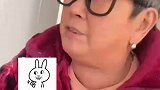 外婆戴上孙女无镜片眼镜，看东西更清晰了