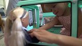 妈妈给妹妹拿了人偶玩具，妹妹爱不释手，你会喜欢吗