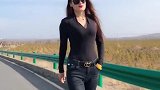 高挑美女压马路
